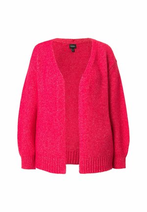 Leuchtend pinke Strickjacke mit offenem Vorderteil, langen Ärmeln sowie gerippten Bündchen und Saum, vor weißem Hintergrund dargestellt.