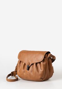 Braune Leder-Crossbody-Tasche mit Klappenverschluss, gefältetem Design, verstellbarem Riemen und einem dekorativen Verschluss. Glatte Textur ohne Muster.