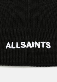 Schwarz gestrickte Mütze mit geripptem Muster und weißem, gesticktem "ALLSAINTS"-Logo auf der Vorderseite.