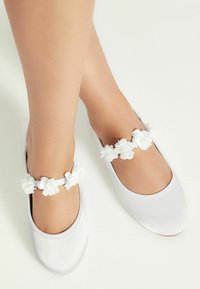 Lipsy FLOWER MARJANE  - REGULAR FIT - Balerínky s remienkom okolo členku - white