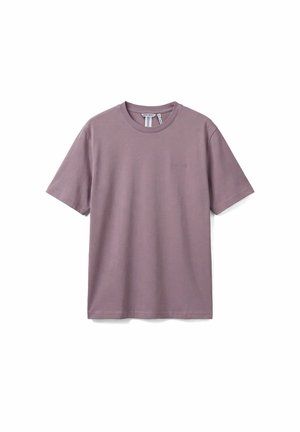 Camiseta de manga corta color malva con cuello redondo y logotipo sutil en el pecho, talla mediana, mostrada sobre fondo blanco.