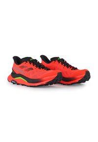 Zapatillas de correr rojas con parte superior de malla, acentos en negro y verde, suela acolchada y suela de goma negra texturizada para agarre.