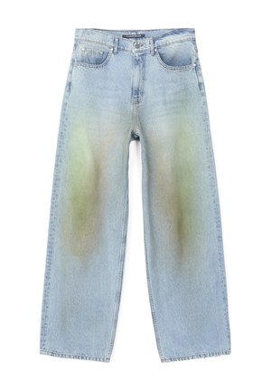 Jean bleu clair à jambes larges avec décoloration verte passée sur les zones avant des cuisses, poches avant, fermeture par boutons et passants de ceinture visibles.