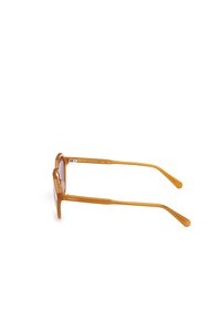 Gafas de sol de plástico naranja con montura rectangular, lentes oscuros y patas delgadas y rectas. Presenta el logo en la patilla exterior.
