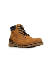 Botas de tobillo de cuero marrón con un acabado texturizado, cuello de tela negra, ojales de metal y suela de goma con un dibujo en la banda de rodadura.