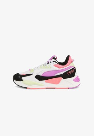 Chaussure de course basse Puma RS en blanc, noir, rose et violet avec fermeture à lacets et semelle coussinée, vue de profil.