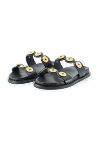 Sandali neri in pelle con due cinturini larghi, dotati di eleganti accenti decorativi circolari in oro e nero. Tacco piatto e dettagli cuciti lungo la suola.
