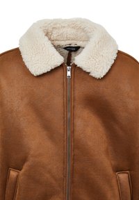 Braune Lederjacke mit cremefarbigem Sherpa-Kragen und Frontreißverschluss.