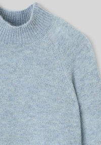 Pull bleu clair en matériau doux et à maille fine. Doté d'un col rond côtelé et de manches raglan, avec une texture lisse.