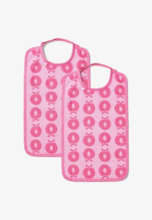 Dos baberos rosas de tela suave, con un patrón repetido de manzanas y lazos. Cada babero tiene una abertura para el cuello redondeada y bordes contrastantes.