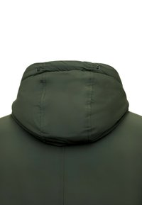Olijfgroene gewatteerde jas met capuchon, voorzien van zichtbare stiksels en drukknopen. Gladde textuur en een aansluitende vorm bij de hals.