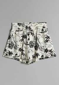 Bílé šortky s černým tropickým potiskem, který zobrazuje květiny a palmy. Elastický pas, jemná tkanina, volný střih a délka do poloviny stehna.