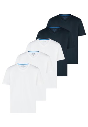 Fem V-hals kortærmede T-shirts i et forskudt arrangement, tre hvide foran og to sorte bagved, der viser forfra og mærkeetiket.