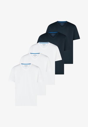 Fem V-hals kortærmede T-shirts i et forskudt arrangement, tre hvide foran og to sorte bagved, der viser forfra og mærkeetiket.