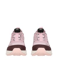 Een paar roze en bruine sportschoenen met een zwart vetersysteem, recht van voren gepresenteerd tegen een witte achtergrond.