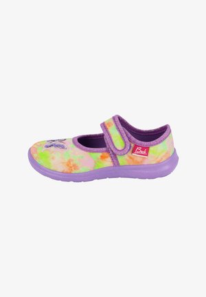 Mehrfarbiger Kinderschuh mit einem Batikmuster in Pink, Orange und Grün. Verfügt über einen lila Riemen und eine Sohle, mit einem Schmetterlingsdetail.