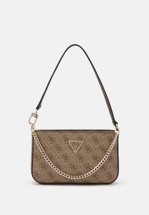 Ruskea kuvioitu olkalaukku, jossa on kultaketju ja kolmiomainen logo edessä sekä yksi kantohihna.