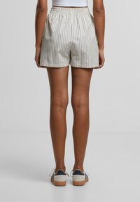 Urban Classics STRIPED  - Rövidnadrágok - cloud white