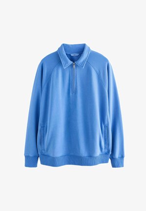 Pulover fleece albastru deschis cu fermoar frontal până la un sfert, guler întins, mâneci lungi și buzunare laterale.
