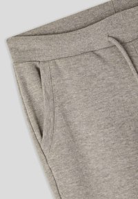 Szare dresy z ryżowym pasem, sznurkiem i bocznymi kieszeniami, wykonane z miękkiego, teksturowanego materiału o gładkim wykończeniu.