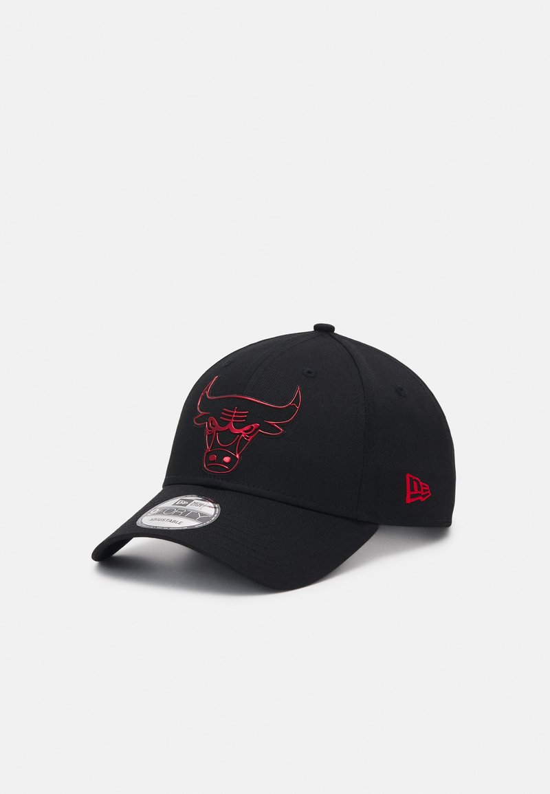 Schwarze Baseballmütze aus Stoff, mit einem roten Bullenlogo auf der Vorderseite und einem kleinen roten Logo an der Seite, mit gebogenem Schirm.
