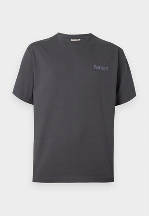 Σκούρο γκρι βαμβακερό T-shirt με κοντά μανίκια, με μικρό μωβ λογότυπο "Ramen" αριστερά στο στήθος και στρογγυλή λαιμόκοψη.