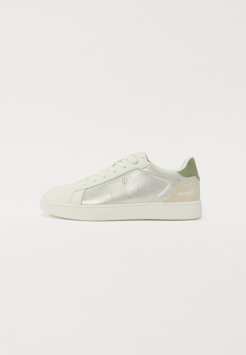 Sneaker bianco con pannelli laterali in argento metallico, dettagli verde e beige nel tallone e lacci tondi. Presenta un logo sul lato.