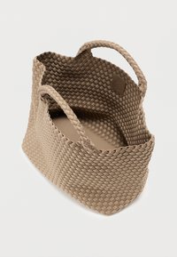 Φωτεινό καφέ υφαντό τσάντα ώμου με δύο λαβές, ανοιχτό πάνω μέρος και τετράγωνο δερμάτινο λογότυπο κοντά στην άκρη εσωτερικά.