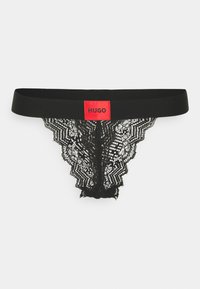 String noir en dentelle avec un design texturé et une bande de logo rouge contrastante portant la mention "HUGO" à la taille. Tissu doux avec des motifs complexes.