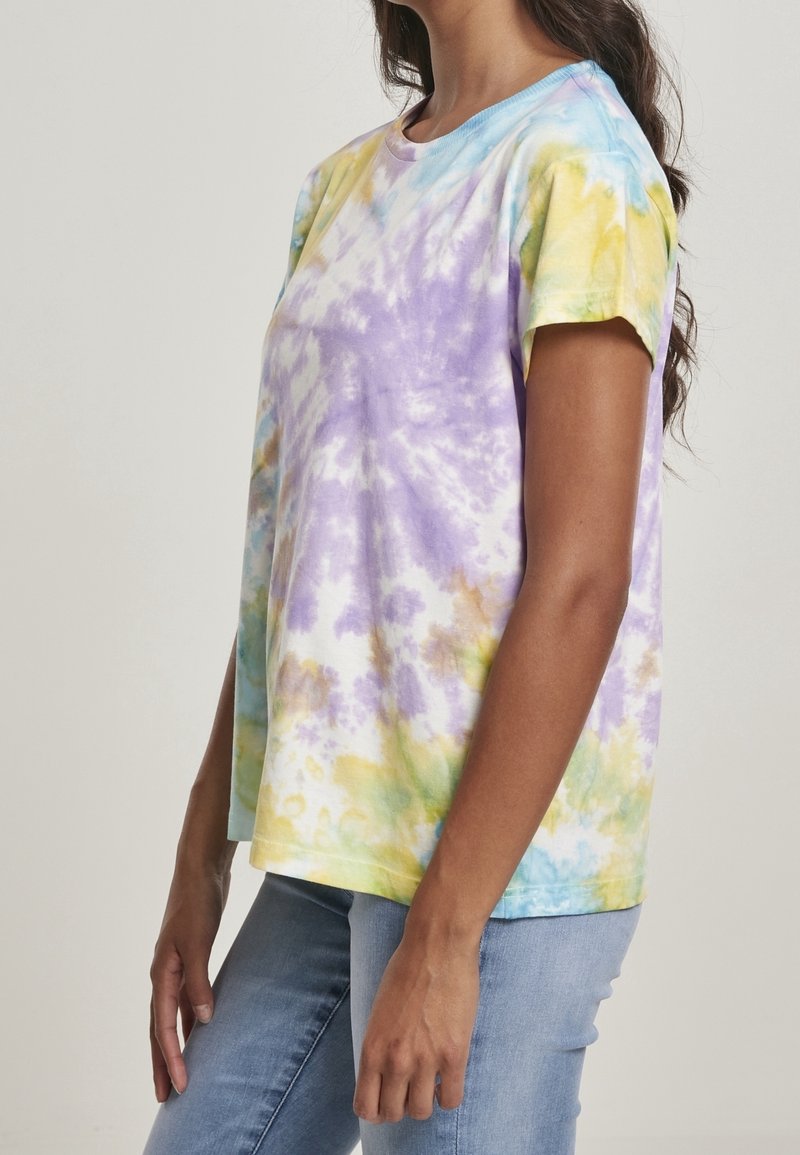 T-shirt i bomulds tie-dye i pastelfarverne lilla, gul og teal. Korte ærmer, afslappet pasform, med rund halsudskæring og blød tekstur.
