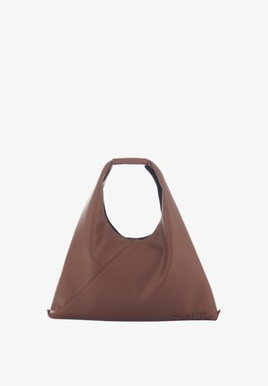 Borsa a mano in pelle marrone con una forma triangolare unica e manico ritagliato. Presenta una texture liscia e dettagli di cucitura sottili.