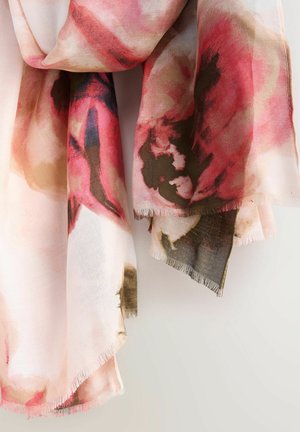 Leichter Blumenschal in sanften Rosatönen und gedeckten Grüntönen, mit einem aquarellinspirierten Druck und fransigen Kanten für Textur.