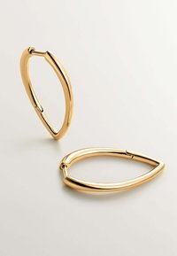 Pendientes de aro de metal color dorado en forma de lágrima; superficie lisa con un acabado pulido; ligeros y con un cierre articulado.
