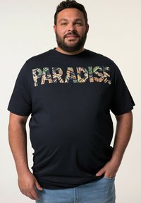 Námořnická modrá bavlněná tri�čka se slovem "PARADISE" ve vzoru listů. Krátké rukávy a kulatý výstřih. Jednoduchý, uvolněný střih.