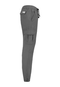 Graue Cargo-Hosen mit einem Kordelzugbund, Seiten- und Gesäßtaschen sowie elastischen Bündchen an den Knöcheln. Hergestellt aus strukturiertem Stoff.