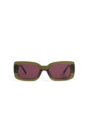 Occhiali da sole verde oliva con montatura rettangolare e lenti rosa scuro. Braccia nere sottili si estendono dalla montatura, presentando una finitura lucida.