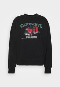 Sudadera negra con un gráfico frontal de un camión rojo, con el texto "CARHARTT" en verde arriba. Mangas con puños y cuello redondo.