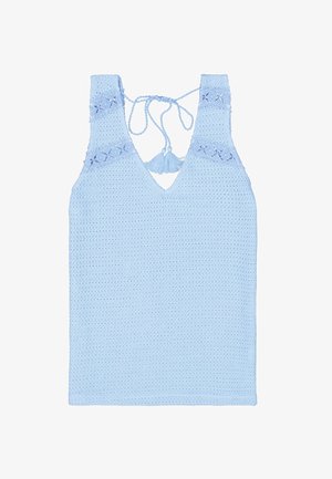Top de crochet azul claro con un escote en V profundo, tirantes ajustables en los hombros y borlas decorativas en la parte posterior. Acentos con patrones en los hombros.