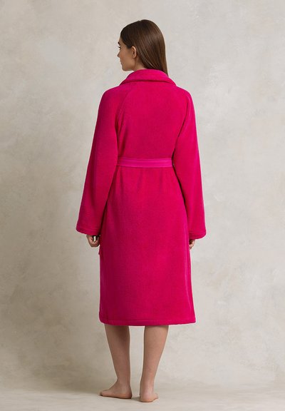Accappatoio in pile di un vivace rosa con colletto a scialle, maniche lunghe, cintura con fascetta e lunghezza fino al polpaccio. Texture morbida e design semplice.