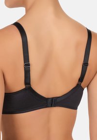 Soutien-gorge nero in tessuto morbido, con spalline regolabili e chiusura a gancio sul retro, bordi eleganti e dettagli minimi.