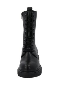 Bottines en cuir noir avec un laçage à l'avant, texture lisse, bout renforcé et semelle en caoutchouc épaisse avec des crans.