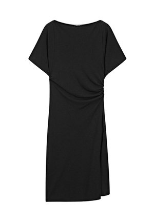 Robe noire à mi-cuisses avec des manches courtes, un col rond et un détail froncé sur le côté droit de la taille.