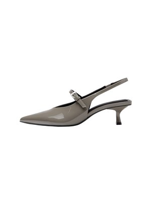 Błyszczące szare buty typu slingback z ostrym noskiem, niskim obcasem typu kitten i regulowanym paskiem na górze.