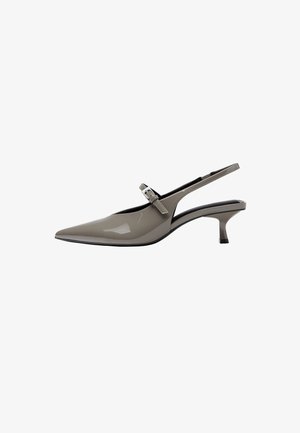 Błyszczące szare buty typu slingback z ostrym noskiem, niskim obcasem typu kitten i regulowanym paskiem na górze.