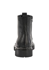 Botín de cuero negro hasta el tobillo con cremallera lateral, costuras reforzadas, parte superior texturizada y suela de goma gruesa. Diseño minimalista y color sólido.
