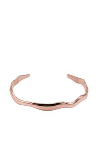 Bracciale in metallo rosa con un design ondulato e testurizzato. Presenta estremità aperte per una vestibilità regolabile. Superficie liscia con una finitura lucida.