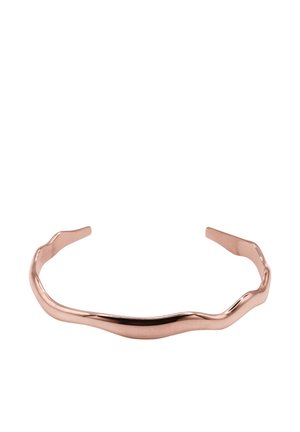 Roze gouden metalen armband met een golvend, textuur ontwerp. Heeft open uiteinden voor een verstelbare pasvorm. Gladde oppervlakte met een gepolijste afwerking.