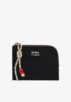 Bolsa negra con cremallera con texto blanco "BIMBA Y LOLA", cordón beige con nudo y dos cuentas rojas sujetas al tirador de la cremallera.
