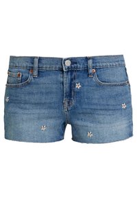 Pantalones cortos de mezclilla en azul claro con diseño de cinco bolsillos. Presentan acentos florales bordados en blanco y rojo. Dobladillo deshilachado.