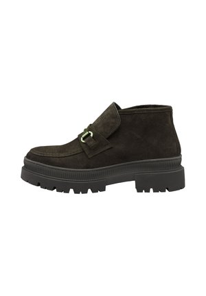 Bottine en daim vert foncé avec un détail de sangle sur le devant, semelle texturée et une semelle plateforme noire en caoutchouc épais.